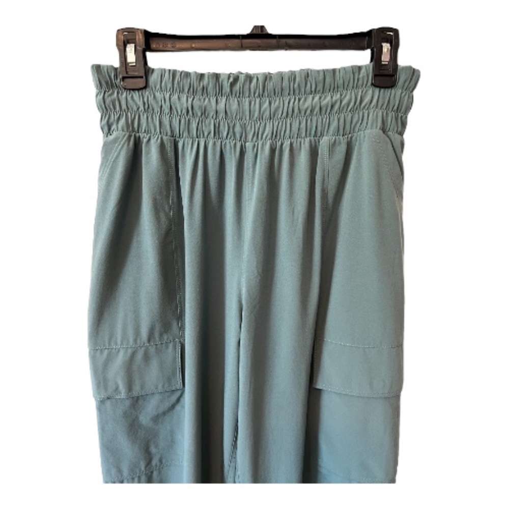 👖 EUC ATHLETA GIRL Sage Green Run Free Cargo Jogger | Size XL/14 (Fits Women’s - Picture 2 of 9